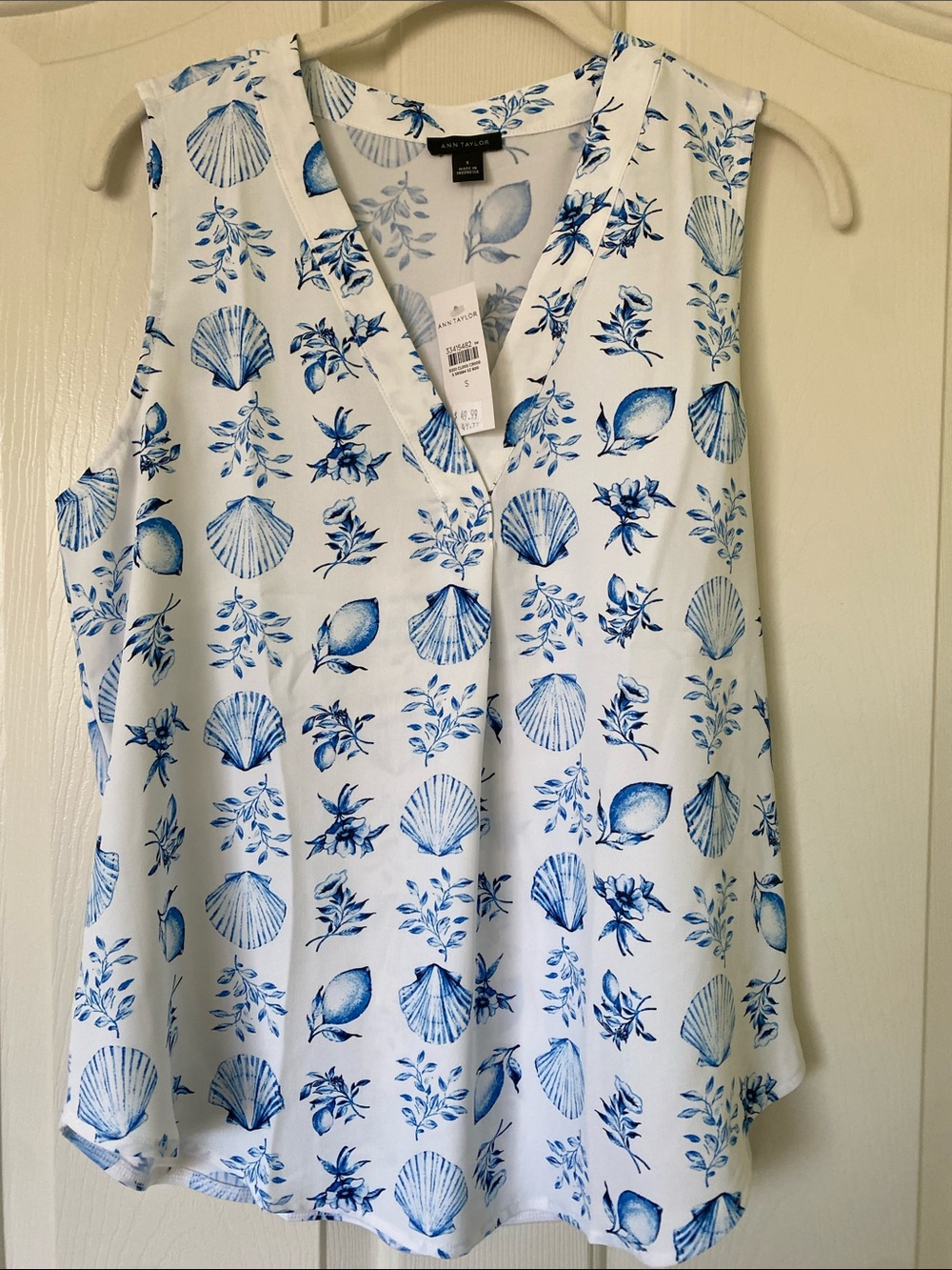 Ann Taylor White Sleeveless V-Neck Shell with Blue Seashell Print
